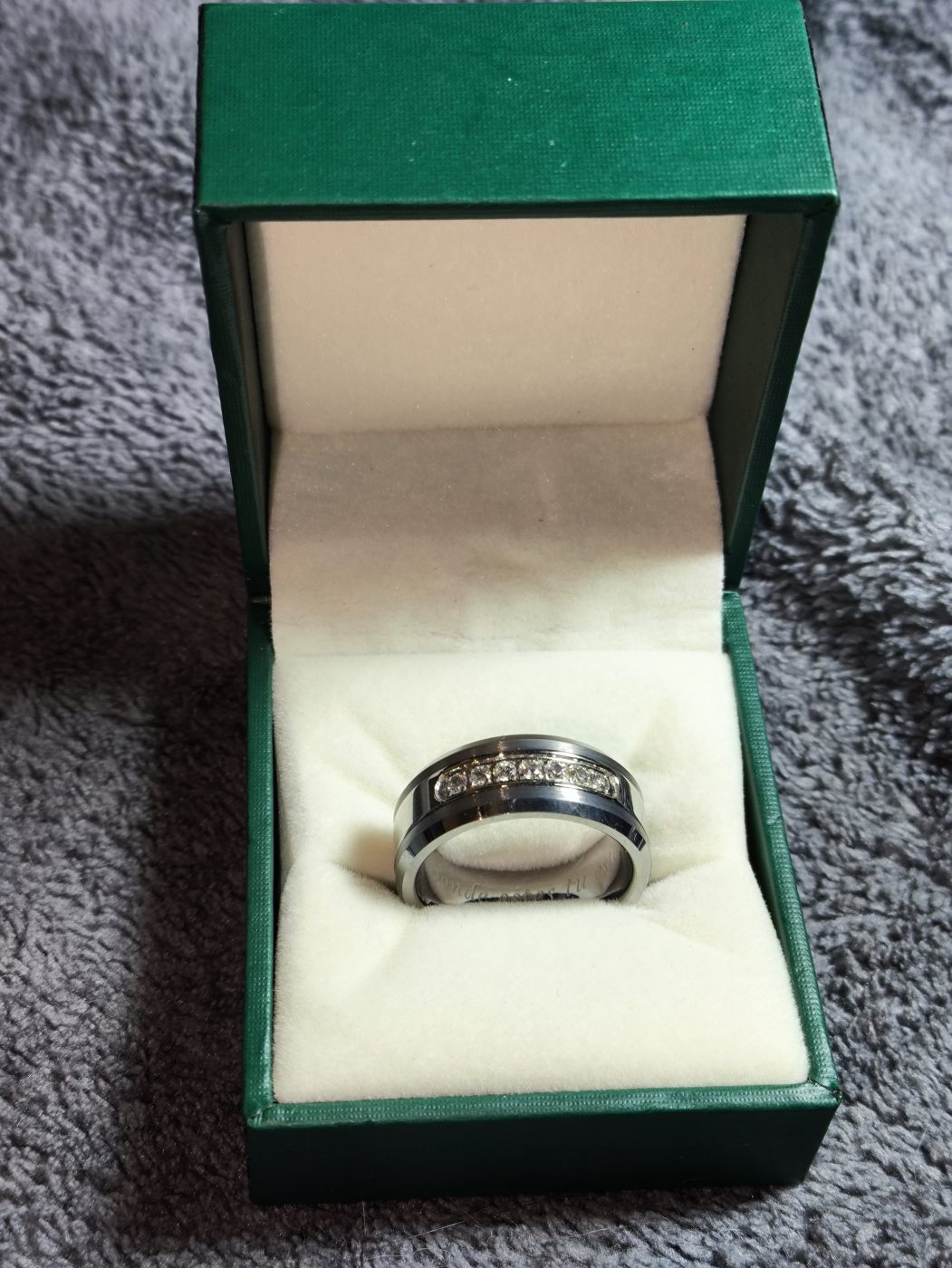 Anillo plateado con circonias y grabado interior